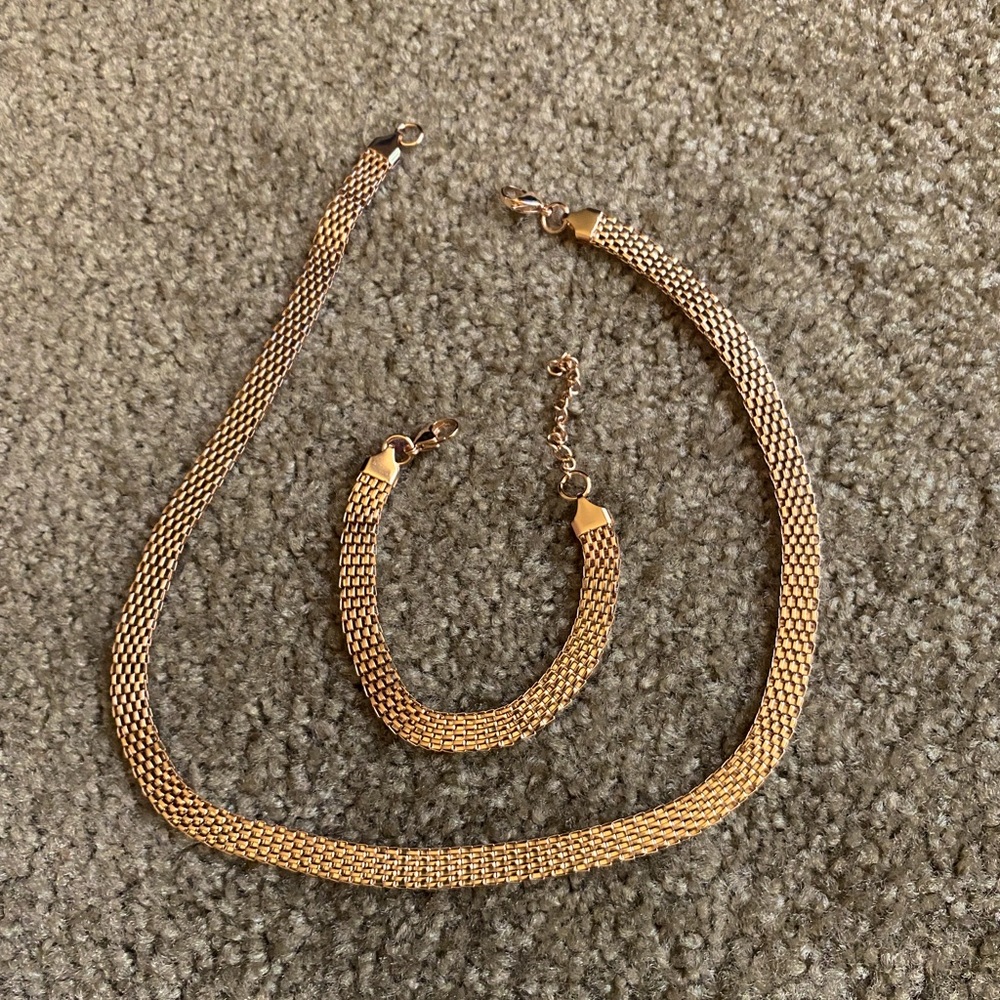 Rose gold necklace and bracelet set